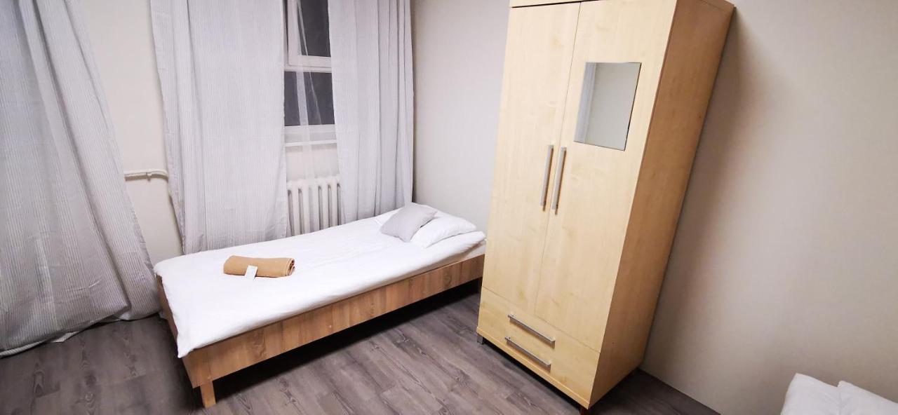 Hostel Powstaniec Wola - Private Rooms Варшава Экстерьер фото