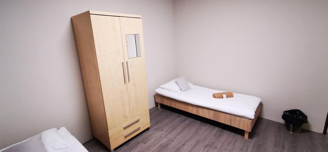 Hostel Powstaniec Wola - Private Rooms Варшава Экстерьер фото