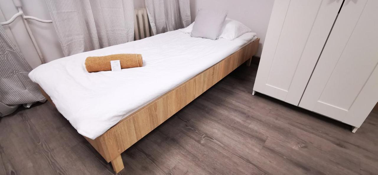 Hostel Powstaniec Wola - Private Rooms Варшава Экстерьер фото